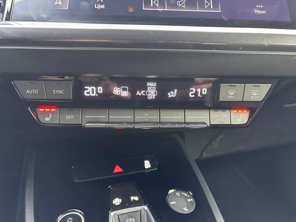 Audi Q4 e-tron 40 Launch edition S Competition 77 kWh trekhaak inklapbaar |Warmtepomp | PDC V+A | voorverwarming| Carplay Audi Q4 e-tron 40 Launch edition S Competition 77 kWh trekhaak inklapbaar |Warmtepomp | PDC V+A | voorverwarming| Carplay