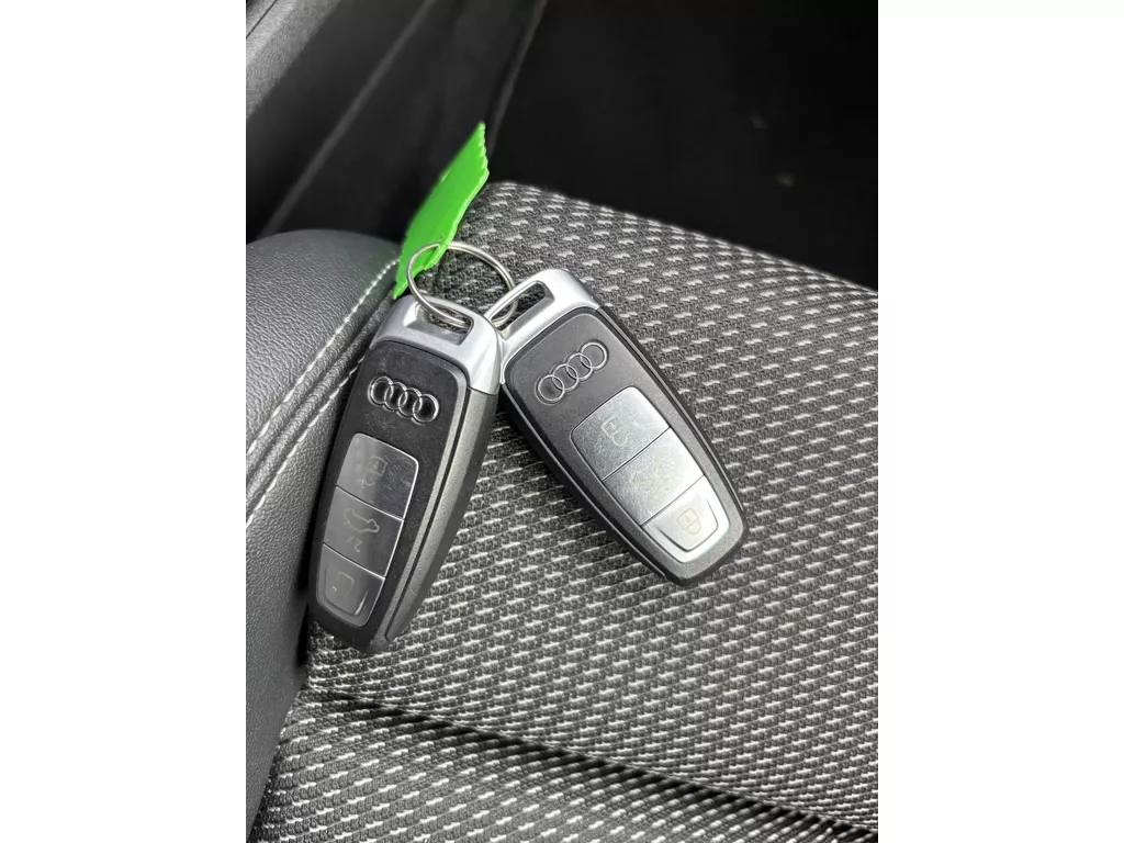 Audi Q4 e-tron 40 Launch edition S Competition 77 kWh trekhaak inklapbaar |Warmtepomp | PDC V+A | voorverwarming| Carplay Audi Q4 e-tron 40 Launch edition S Competition 77 kWh trekhaak inklapbaar |Warmtepomp | PDC V+A | voorverwarming| Carplay