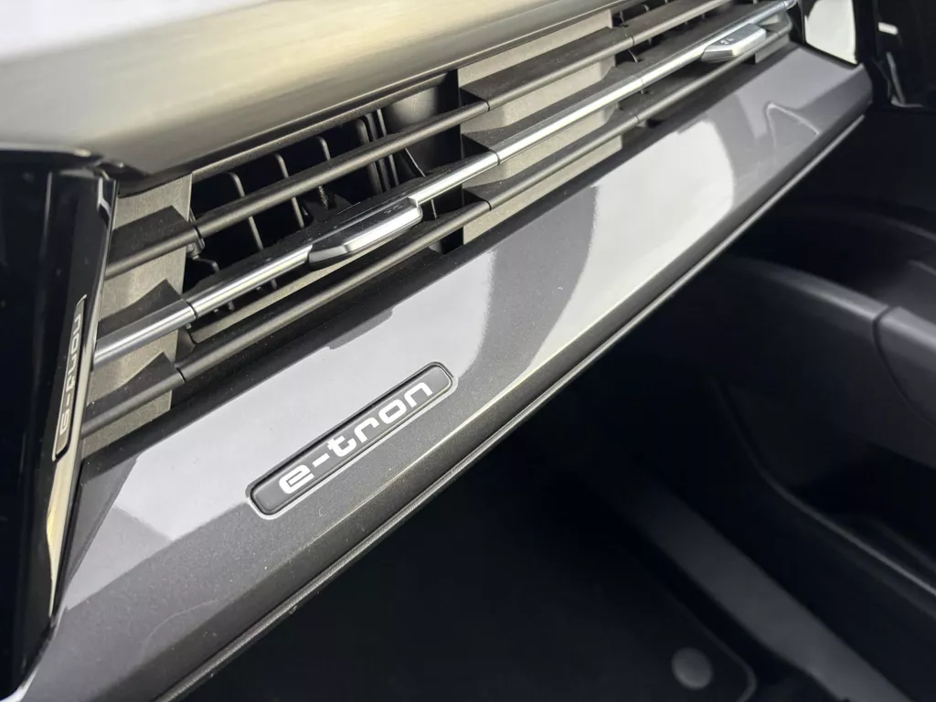 Audi Q4 e-tron 40 Launch edition S Competition 77 kWh trekhaak inklapbaar |Warmtepomp | PDC V+A | voorverwarming| Carplay Audi Q4 e-tron 40 Launch edition S Competition 77 kWh trekhaak inklapbaar |Warmtepomp | PDC V+A | voorverwarming| Carplay