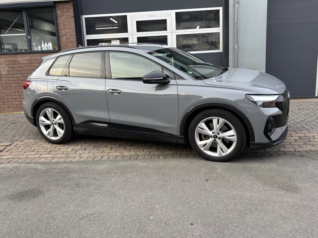 Audi Q4 e-tron 40 Launch edition S Competition 77 kWh trekhaak inklapbaar |Warmtepomp | PDC V+A | voorverwarming| Carplay Audi Q4 e-tron 40 Launch edition S Competition 77 kWh trekhaak inklapbaar |Warmtepomp | PDC V+A | voorverwarming| Carplay