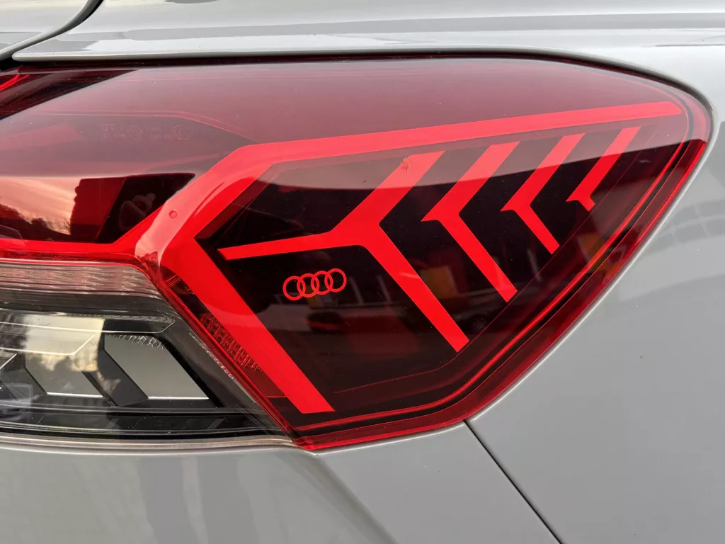 Audi Q4 e-tron 40 Launch edition S Competition 77 kWh trekhaak inklapbaar |Warmtepomp | PDC V+A | voorverwarming| Carplay Audi Q4 e-tron 40 Launch edition S Competition 77 kWh trekhaak inklapbaar |Warmtepomp | PDC V+A | voorverwarming| Carplay