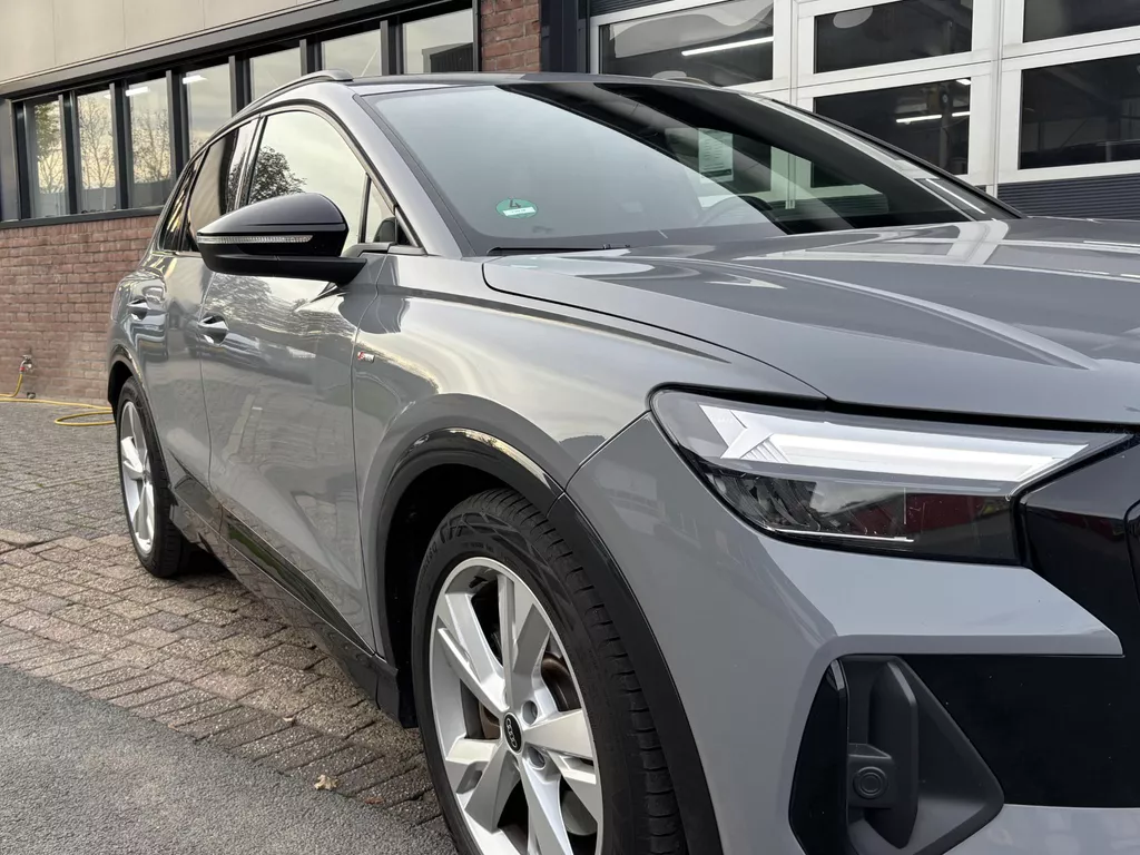 Audi Q4 e-tron 40 Launch edition S Competition 77 kWh trekhaak inklapbaar |Warmtepomp | PDC V+A | voorverwarming| Carplay Audi Q4 e-tron 40 Launch edition S Competition 77 kWh trekhaak inklapbaar |Warmtepomp | PDC V+A | voorverwarming| Carplay
