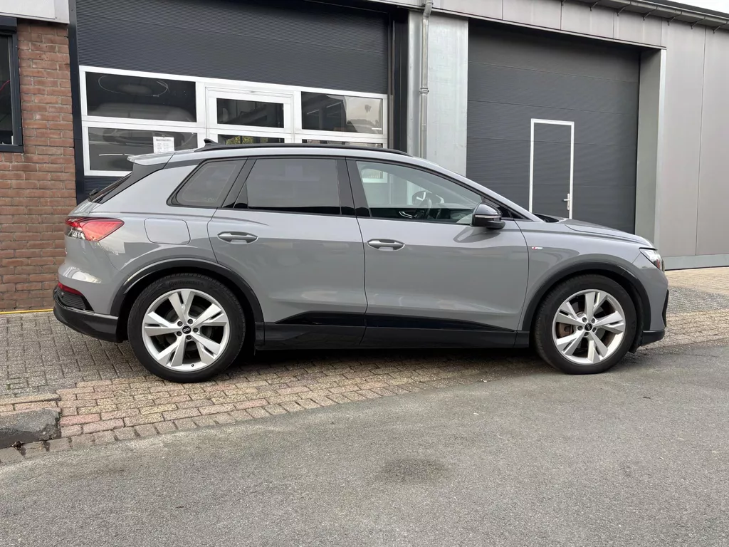 Audi Q4 e-tron 40 Launch edition S Competition 77 kWh trekhaak inklapbaar |Warmtepomp | PDC V+A | voorverwarming| Carplay Audi Q4 e-tron 40 Launch edition S Competition 77 kWh trekhaak inklapbaar |Warmtepomp | PDC V+A | voorverwarming| Carplay