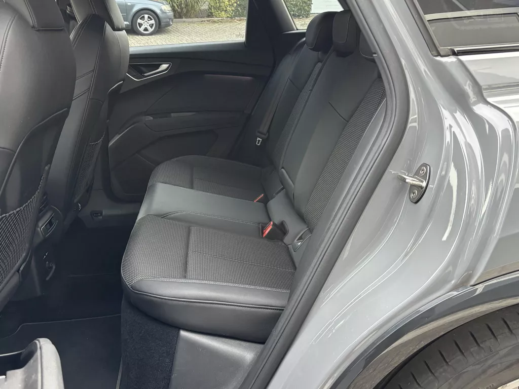 Audi Q4 e-tron 40 Launch edition S Competition 77 kWh trekhaak inklapbaar |Warmtepomp | PDC V+A | voorverwarming| Carplay Audi Q4 e-tron 40 Launch edition S Competition 77 kWh trekhaak inklapbaar |Warmtepomp | PDC V+A | voorverwarming| Carplay