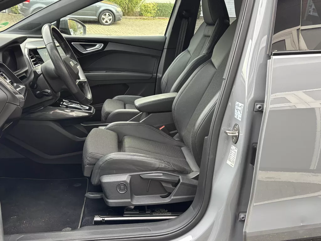 Audi Q4 e-tron 40 Launch edition S Competition 77 kWh trekhaak inklapbaar |Warmtepomp | PDC V+A | voorverwarming| Carplay Audi Q4 e-tron 40 Launch edition S Competition 77 kWh trekhaak inklapbaar |Warmtepomp | PDC V+A | voorverwarming| Carplay